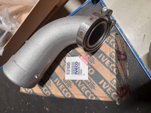 61318365 Kolano turbiny FPT / Iveco Motors 